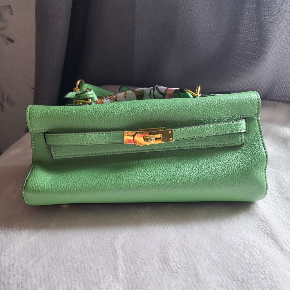 New- cute light green purse